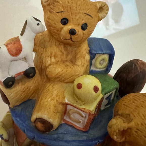 Music box Vintage Bear with toys EUC
Video down below music box works❤️ - Picture 4 of 12